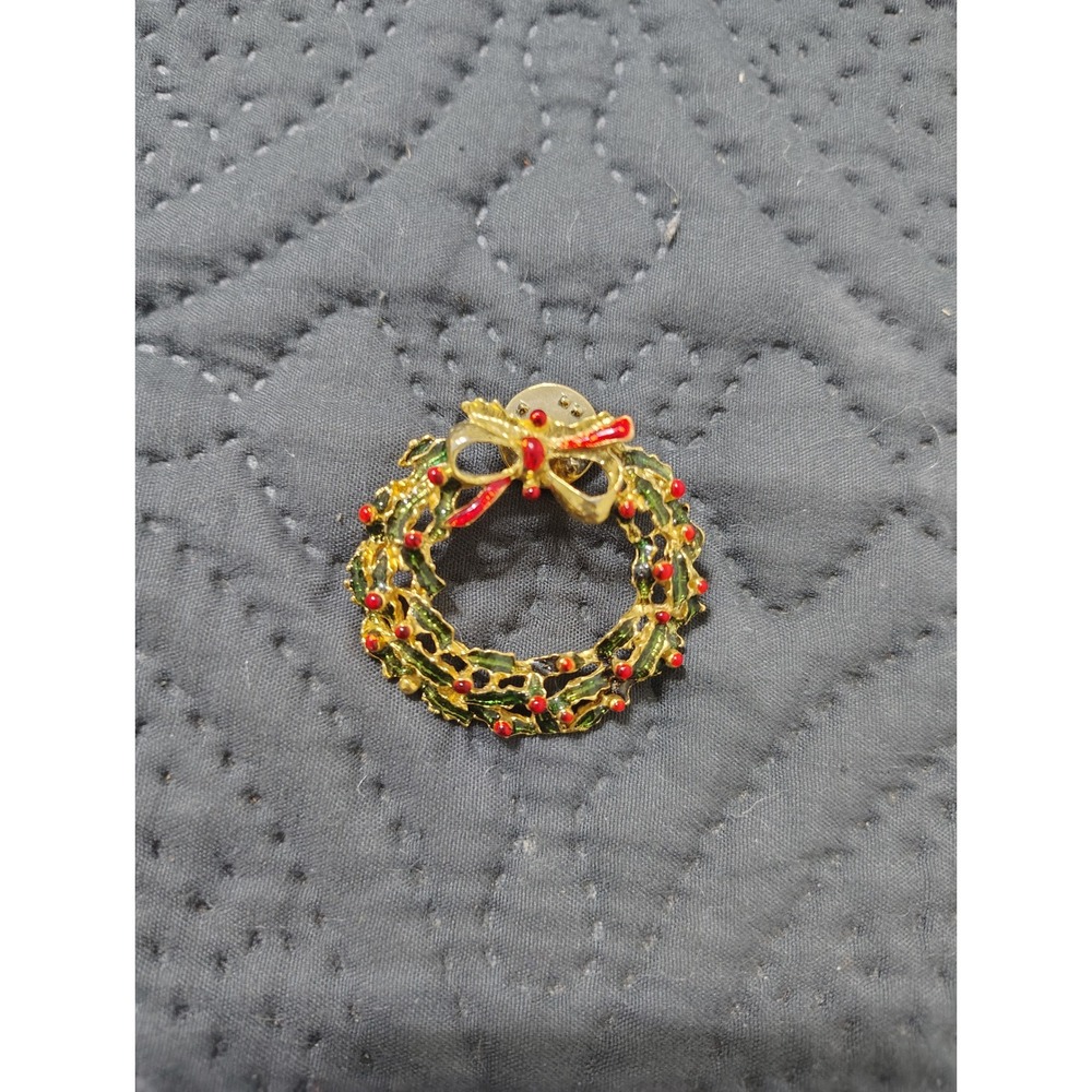 Vintage Christmas Wreath Pin Gold Tone Enamel Holly Berry Holiday Brooch Red Gre